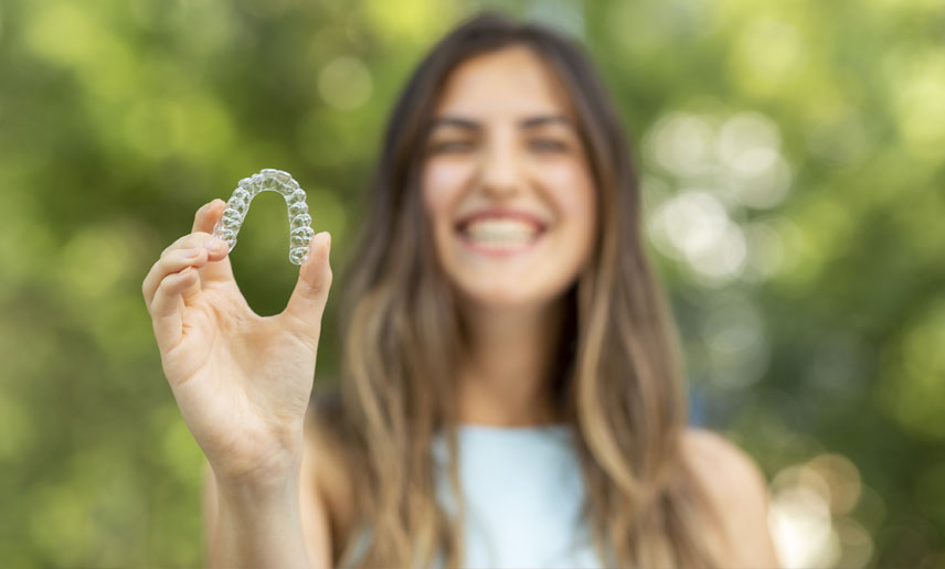 Adult Aligners and Holidays: How to Stay on Track While You Travel